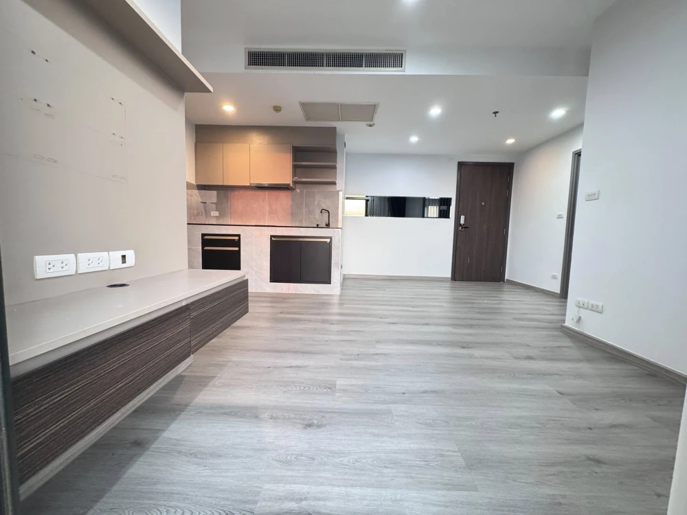 Selling rent TEAL Sathorn-Taksin, corner unit, less crowded, spacious living area, great location, convenient transportation. Book now!