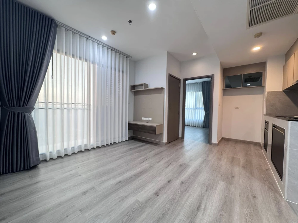 Selling rent TEAL Sathorn-Taksin, corner unit, less crowded, spacious living area, great location, convenient transportation. Book now!