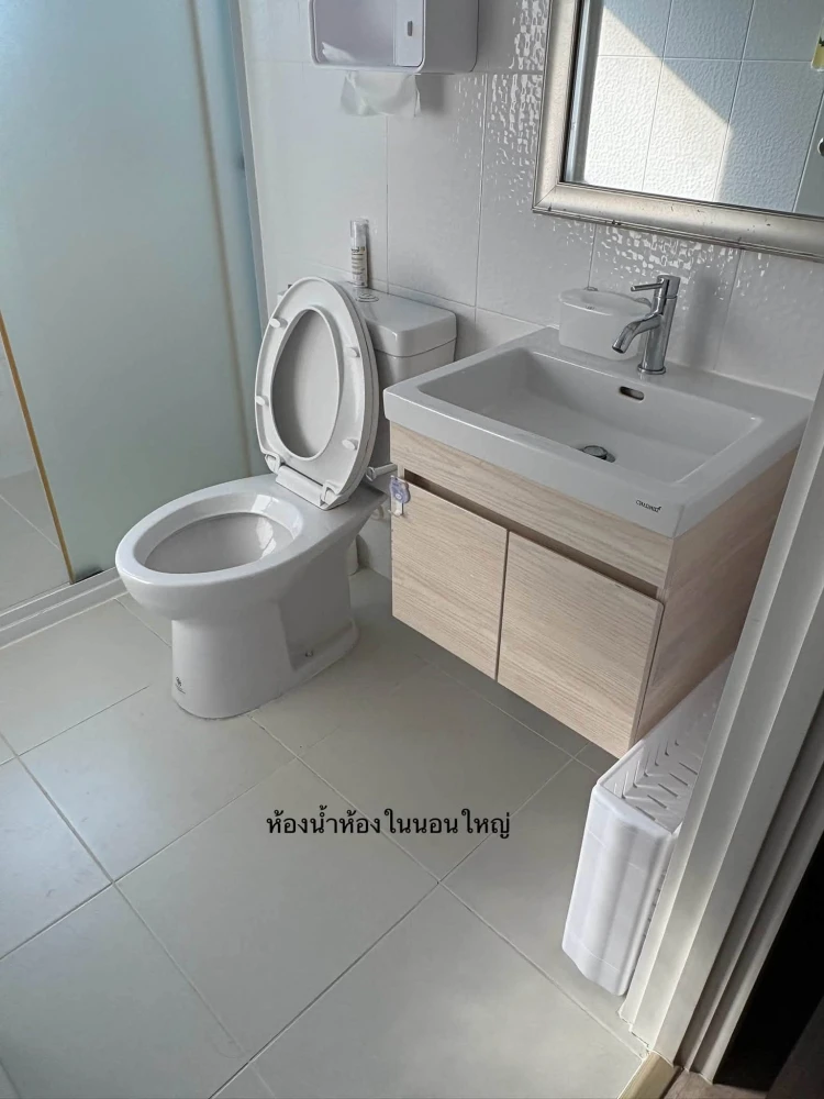 Selling Thana Astoria, 2 bedrooms, spacious living area, and fully furnished. Book now!
