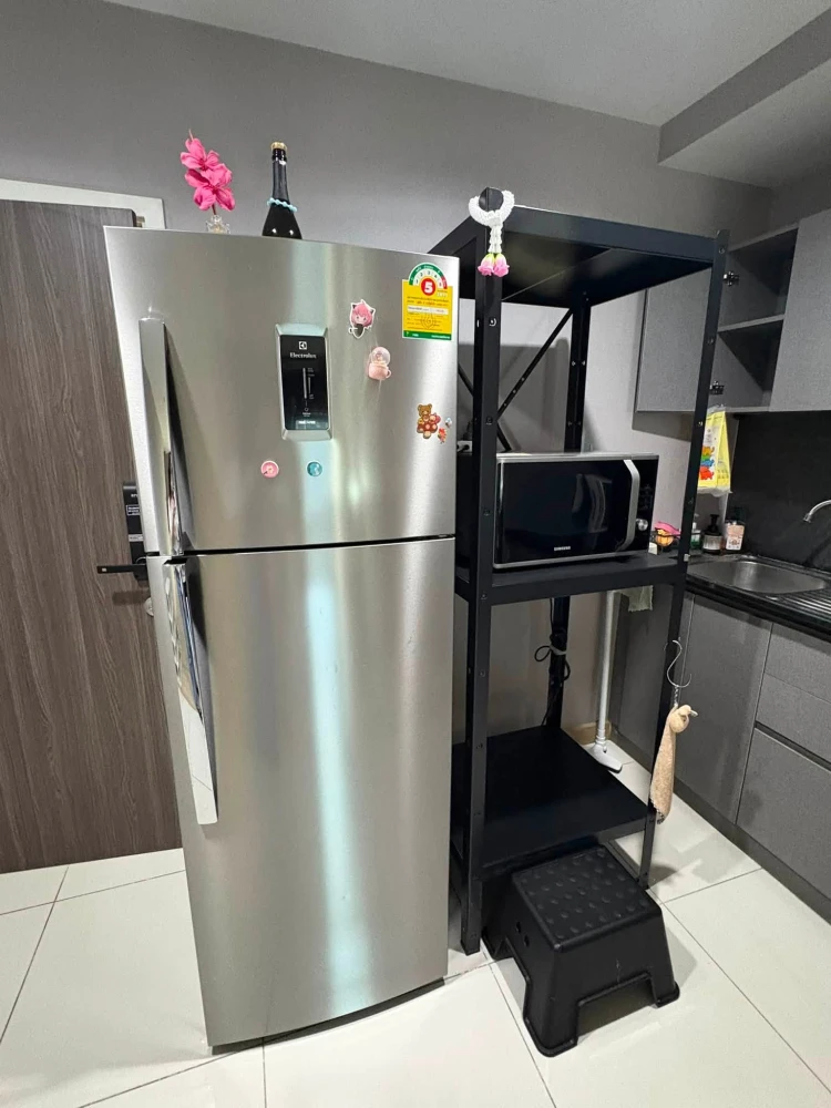 Selling Thana Astoria, 2 bedrooms, spacious living area, and fully furnished. Book now!