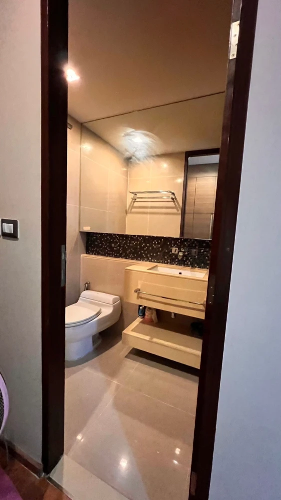 For sale: The Address Asoke, a nice room, comes with complete furniture and facilities, just bring your bags and move in.