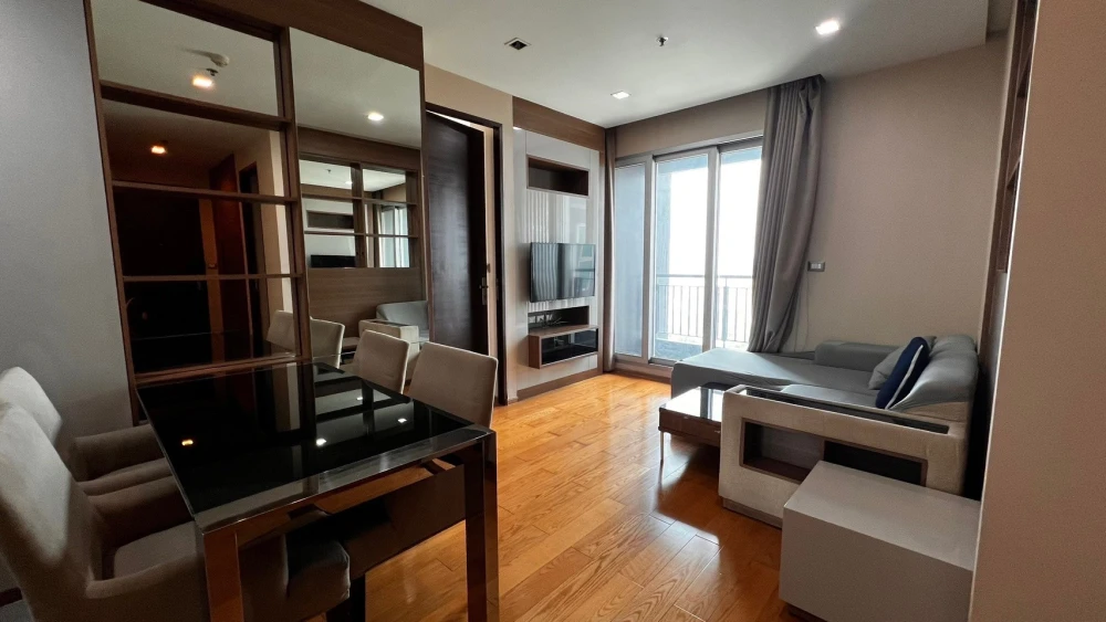 For sale: The Address Asoke, a nice room, comes with complete furniture and facilities, just bring your bags and move in.