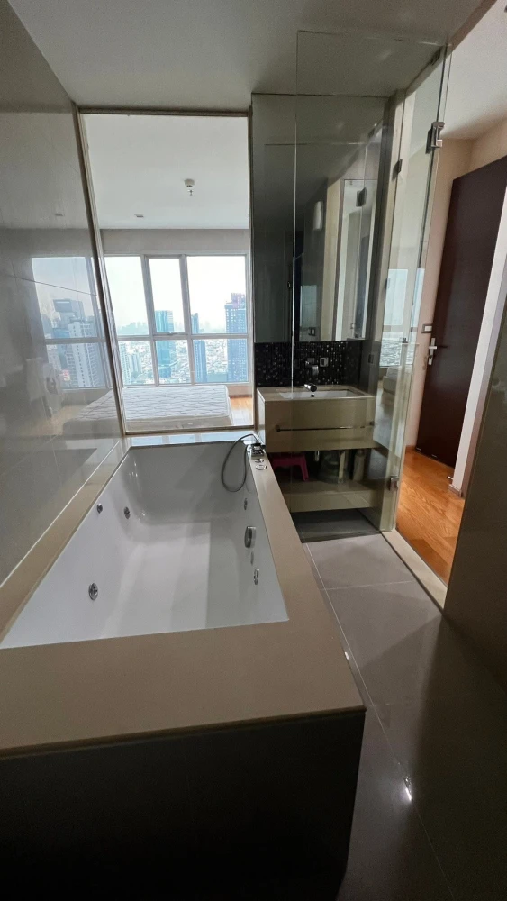 For sale: The Address Asoke, a nice room, comes with complete furniture and facilities, just bring your bags and move in.