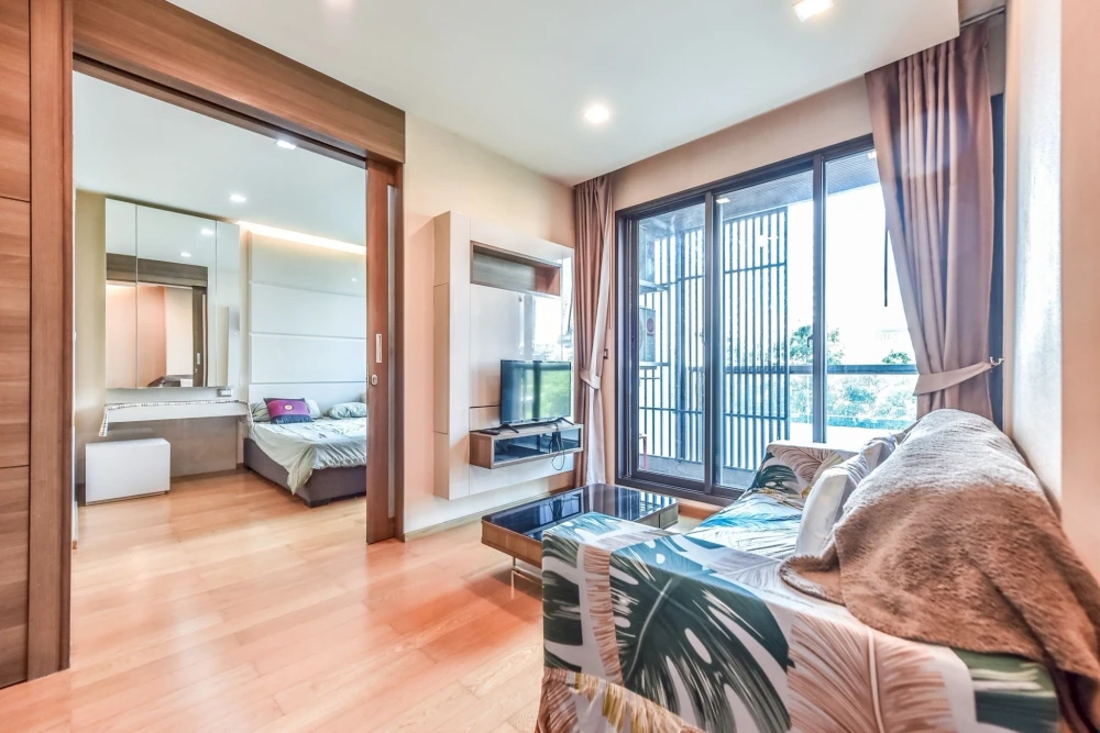 Selling The Address Sathorn, 1 bedroom unit with spacious living area, great location, convenient transportation, and fully furnished. Book now!