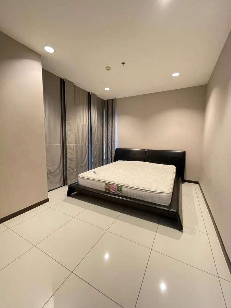 For sale: The Address Siam, located in the heart of the city, 9th floor, fully built-in, ready to move in. Book now and you won't be disappointed.