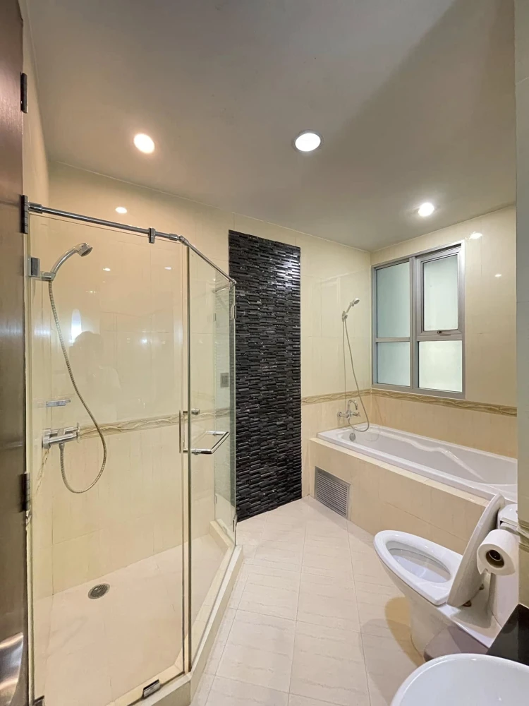 For sale: The Address Siam, located in the heart of the city, 9th floor, fully built-in, ready to move in. Book now and you won't be disappointed.
