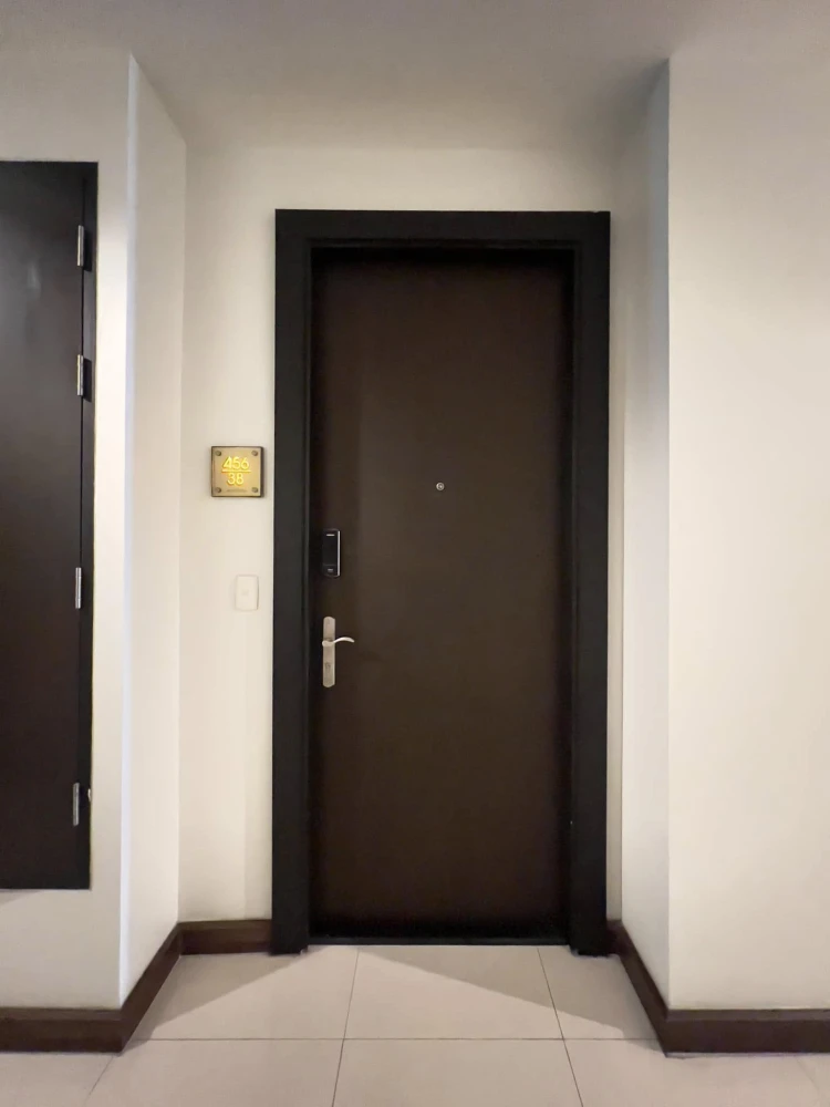For sale: The Address Siam, located in the heart of the city, 9th floor, fully built-in, ready to move in. Book now and you won't be disappointed.
