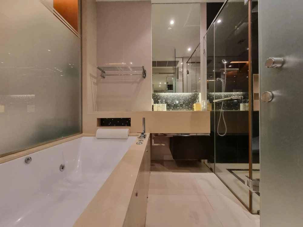 For sale: The Address Sukhumvit 28, 9th floor, nice room, fully furnished, reserve now.