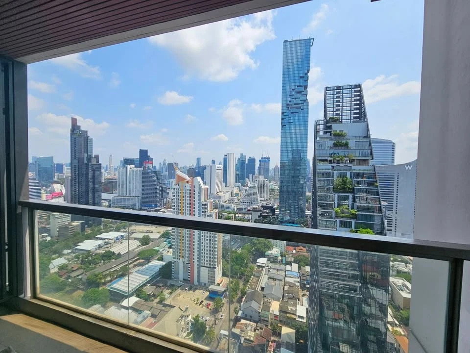 For sale: The Address Sathorn 12, spacious room, comfortable, comes with complete facilities. Good like this, book now, don't miss out!!