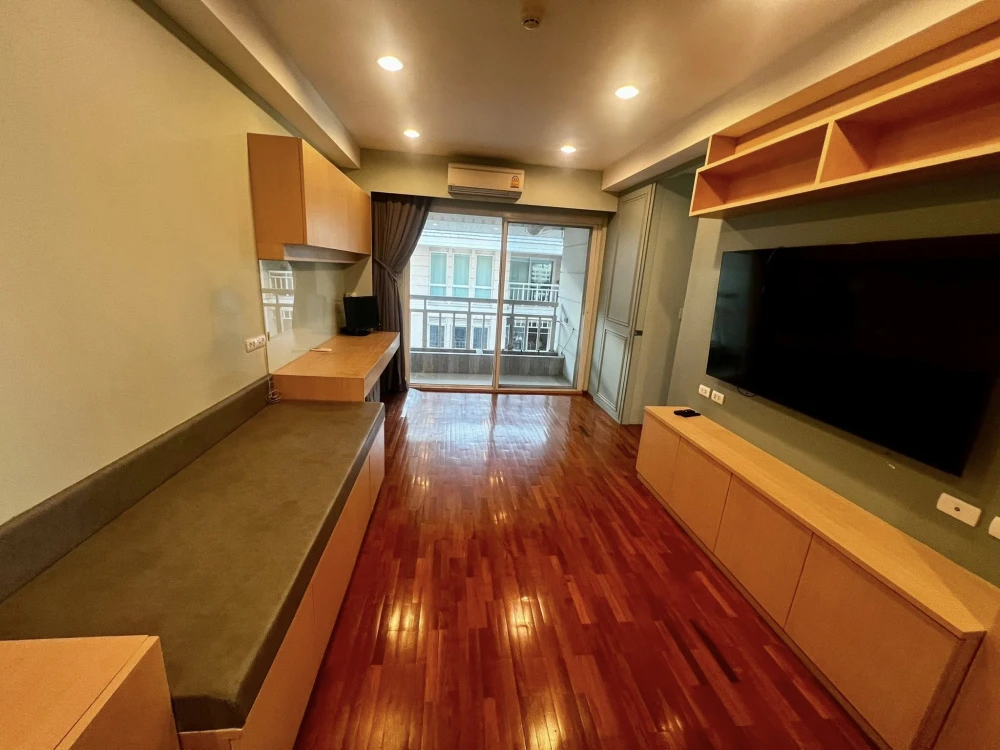 For sale: The Bangkok Narathiwas Ratchanakarint, corner unit, not crowded, lots of usable space, good location, reserve now!
