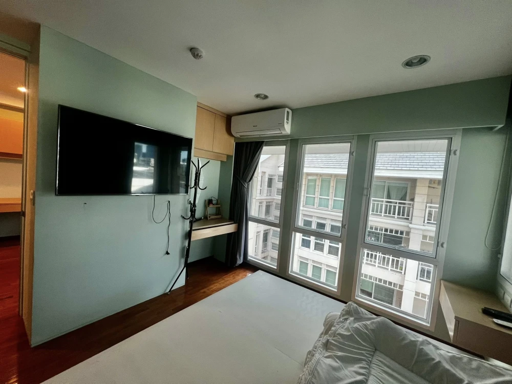 For sale: The Bangkok Narathiwas Ratchanakarint, corner unit, not crowded, lots of usable space, good location, reserve now!