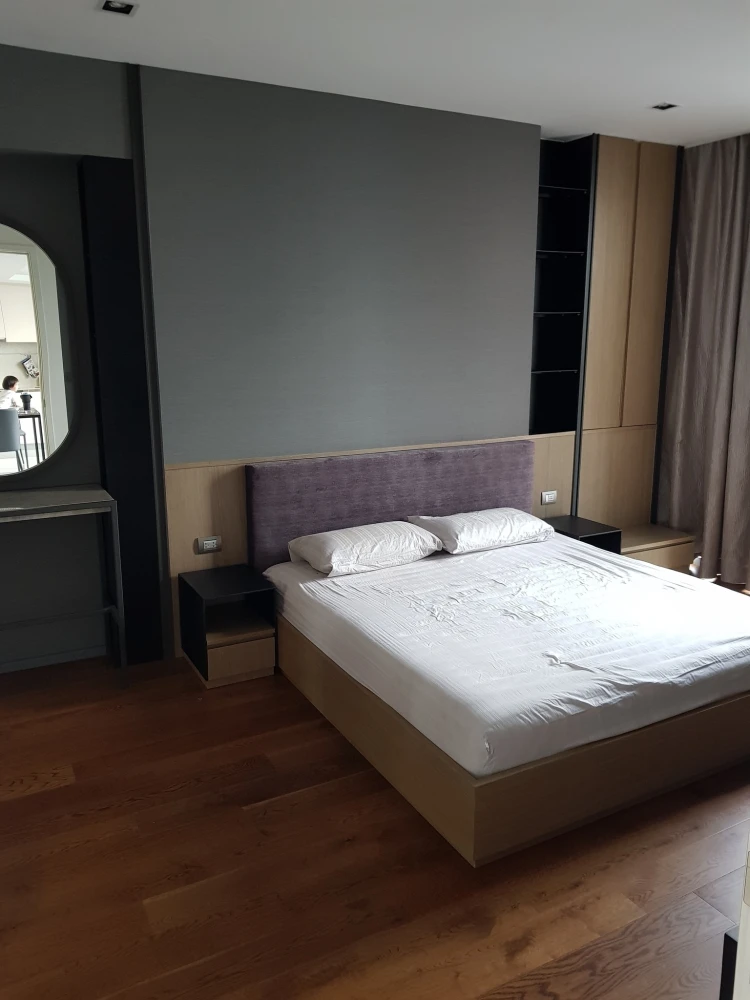 For sale: The Bangkok Sathorn Condominium, spacious room, comfortable, high floor, built-in furniture, very good quality, hurry and book before you mi