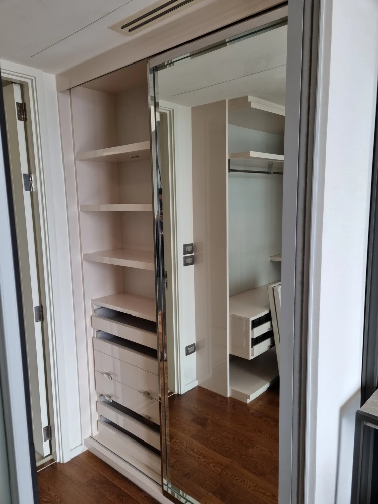 For sale: The Bangkok Sathorn Condominium, spacious room, comfortable, high floor, built-in furniture, very good quality, hurry and book before you mi