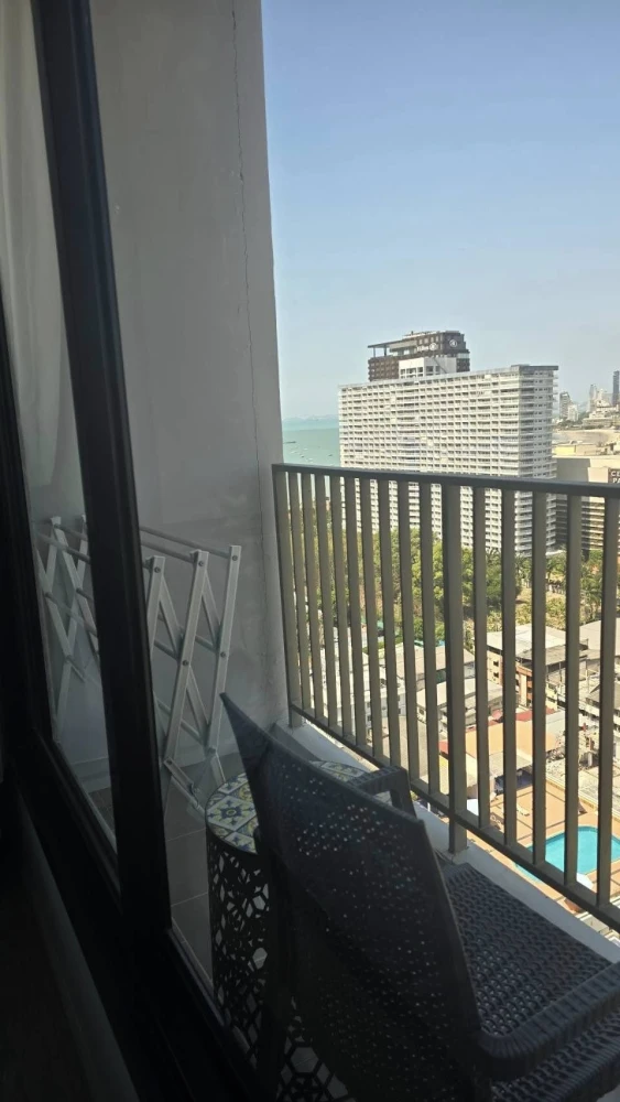 For sale: The Base Central Pattaya, spacious and comfortable room, fully furnished + electrical appliances included. Reserve now before you miss out!!