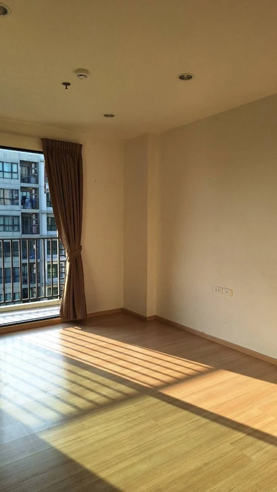 Selling a unit at The BASE Chaengwattana, 22nd floor. Excellent location, convenient transportation, and pool view. Book now!