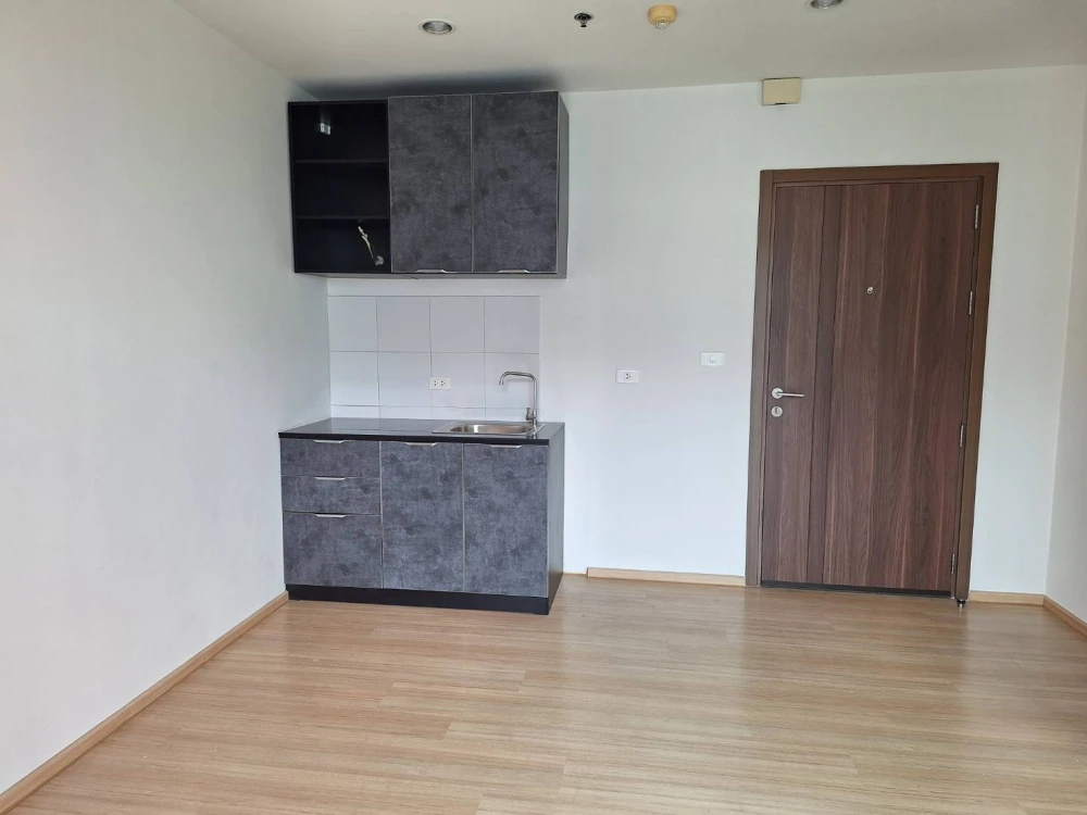 Selling a unit at The BASE Chaengwattana, 22nd floor. Excellent location, convenient transportation, and pool view. Book now!
