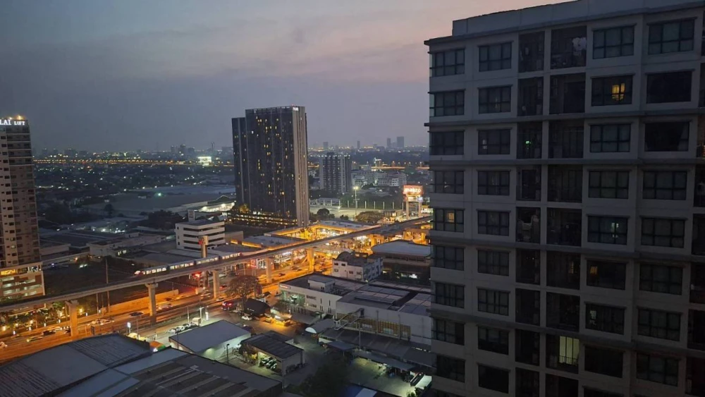 Selling a unit at The BASE Chaengwattana, 22nd floor. Excellent location, convenient transportation, and pool view. Book now!