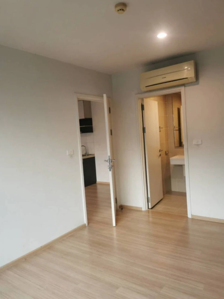 Selling a unit at The BASE Chaengwattana, 22nd floor. Excellent location, convenient transportation, and pool view. Book now!