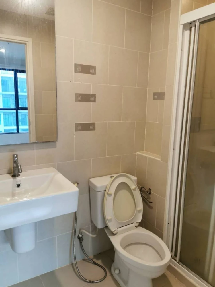 Selling a unit at The BASE Chaengwattana, 22nd floor. Excellent location, convenient transportation, and pool view. Book now!