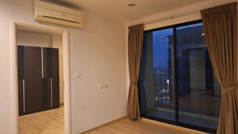 Selling a unit at The BASE Chaengwattana, 22nd floor. Excellent location, convenient transportation, and pool view. Book now!
