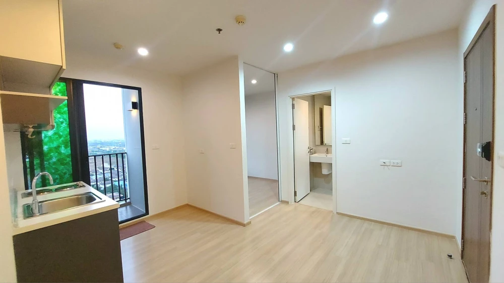 Selling a high-floor unit at The Base Chaengwattana, with views of Muang Thong Thani and the spectacular fireworks display during festivals. Book now!
