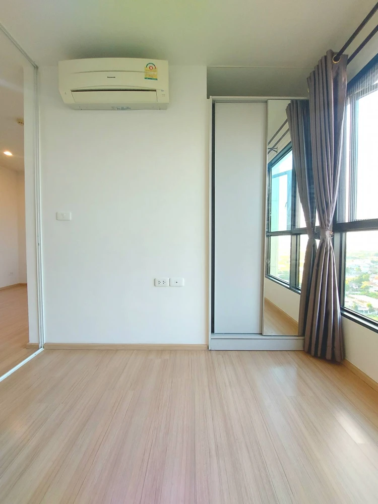 Selling a high-floor unit at The Base Chaengwattana, with views of Muang Thong Thani and the spectacular fireworks display during festivals. Book now!