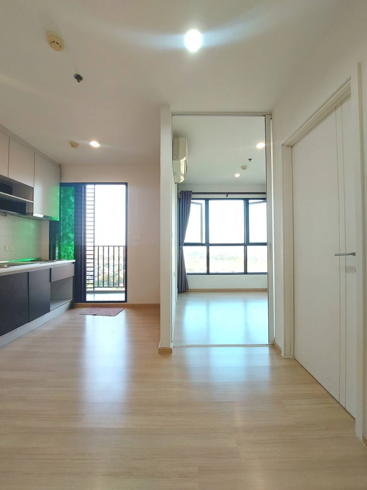 Selling a high-floor unit at The Base Chaengwattana, with views of Muang Thong Thani and the spectacular fireworks display during festivals. Book now!