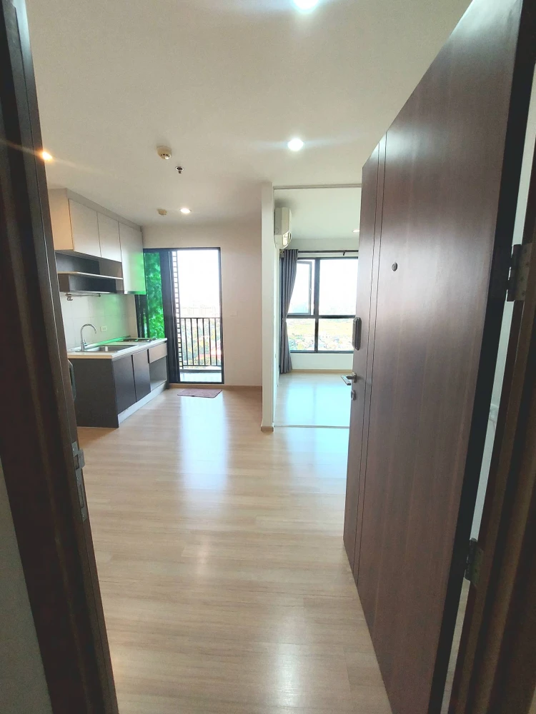 Selling a high-floor unit at The Base Chaengwattana, with views of Muang Thong Thani and the spectacular fireworks display during festivals. Book now!