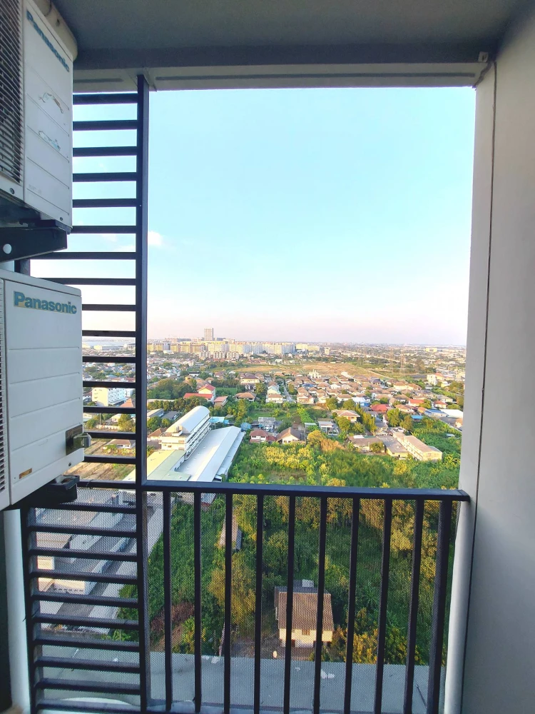 Selling a high-floor unit at The Base Chaengwattana, with views of Muang Thong Thani and the spectacular fireworks display during festivals. Book now!