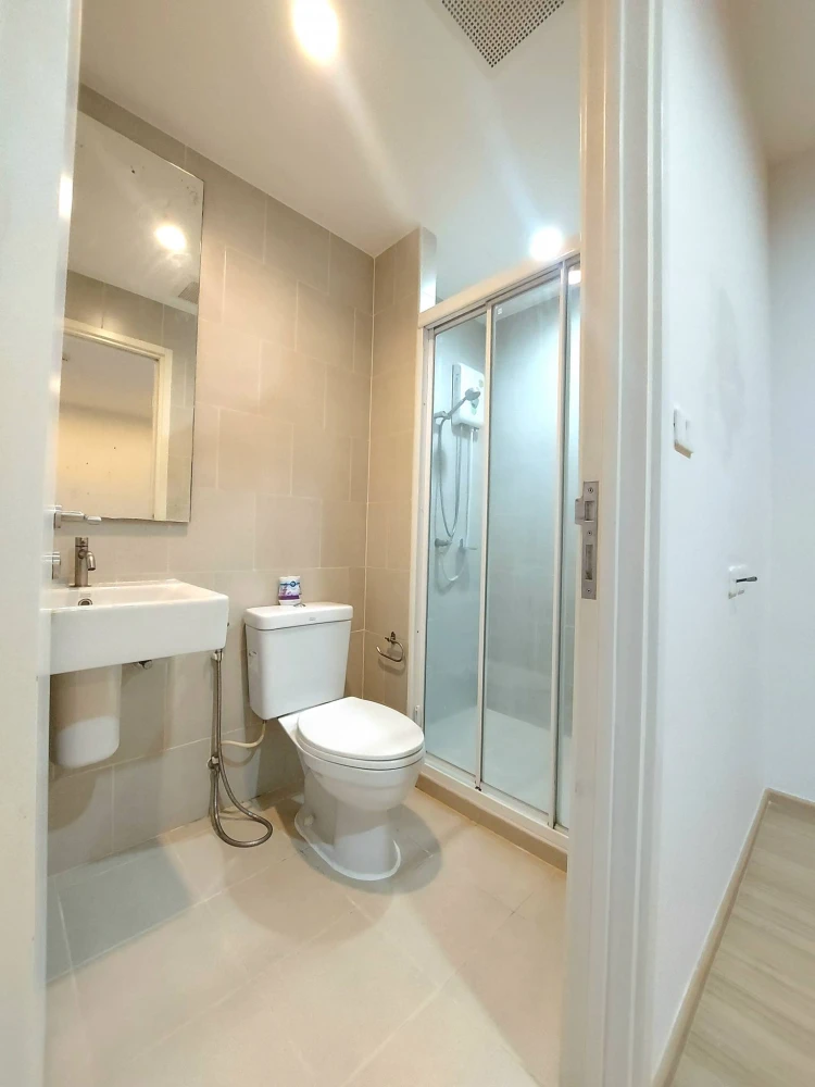 Selling a high-floor unit at The Base Chaengwattana, with views of Muang Thong Thani and the spectacular fireworks display during festivals. Book now!
