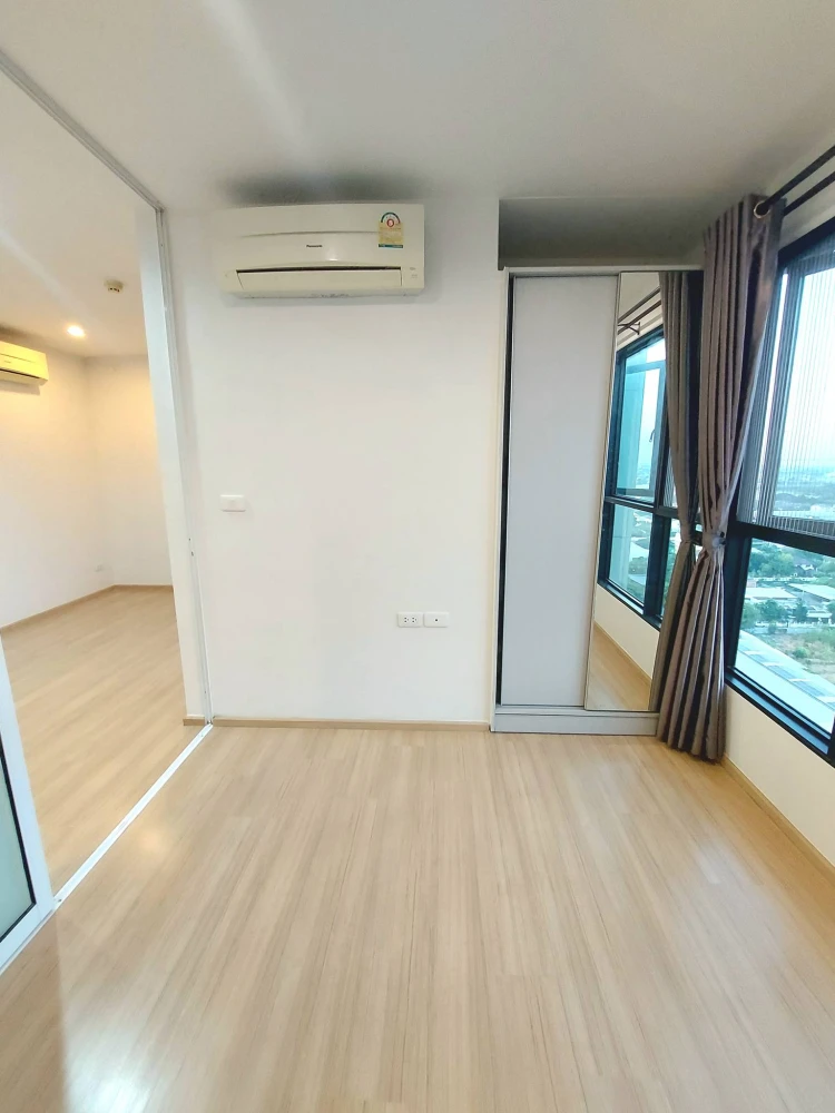 Selling a high-floor unit at The Base Chaengwattana, with views of Muang Thong Thani and the spectacular fireworks display during festivals. Book now!