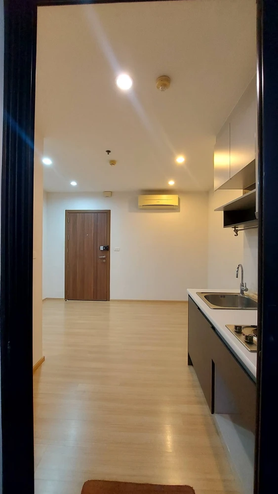 Selling a high-floor unit at The Base Chaengwattana, with views of Muang Thong Thani and the spectacular fireworks display during festivals. Book now!
