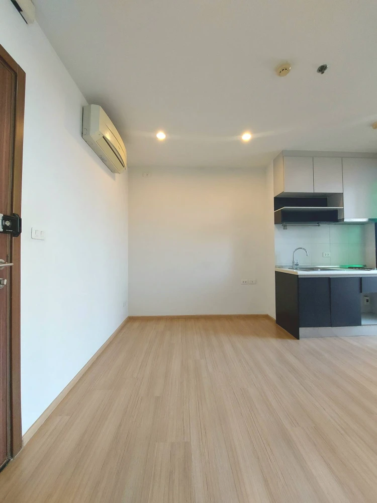 Selling a high-floor unit at The Base Chaengwattana, with views of Muang Thong Thani and the spectacular fireworks display during festivals. Book now!