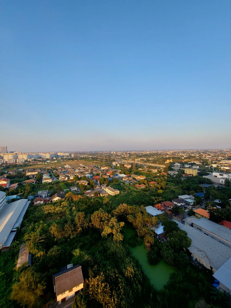 Selling a high-floor unit at The Base Chaengwattana, with views of Muang Thong Thani and the spectacular fireworks display during festivals. Book now!