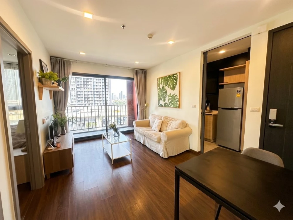 Selling THE BASE Garden-Rama 9, 2 bedrooms, spacious living area, and complete amenities. Don't miss out!