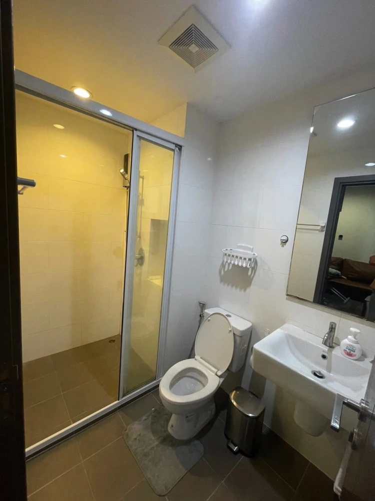 Selling a 1-bedroom unit at The Base Park East, 7th floor, fully furnished with high-quality built-in furniture. Don't miss this opportunity!