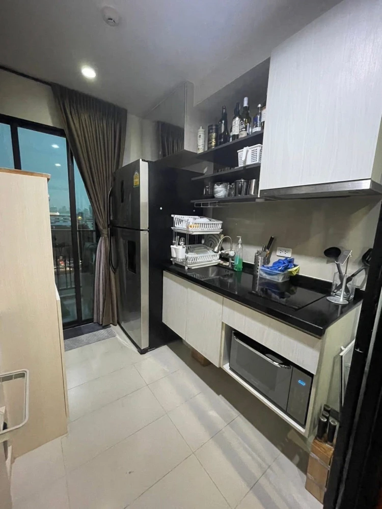 Selling a 1-bedroom unit at The Base Park East, 7th floor, fully furnished with high-quality built-in furniture. Don't miss this opportunity!