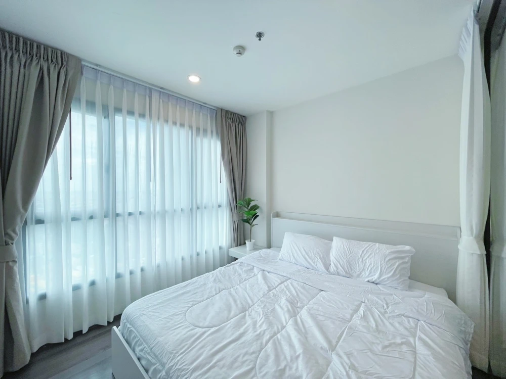 Selling ready-to-move-in units at The Base Park West, fully furnished, high floor. Book now!