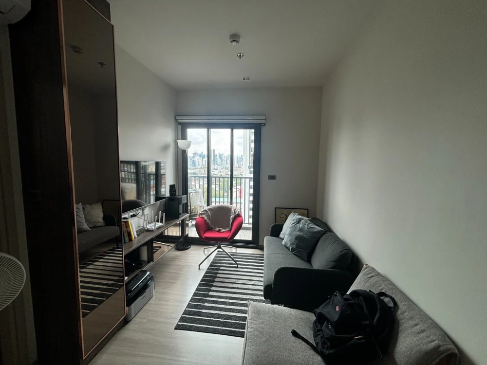 For sale: The Base Phetchaburi-Thonglor with built-in furniture and stunning city views. Reserve now before it's gone.