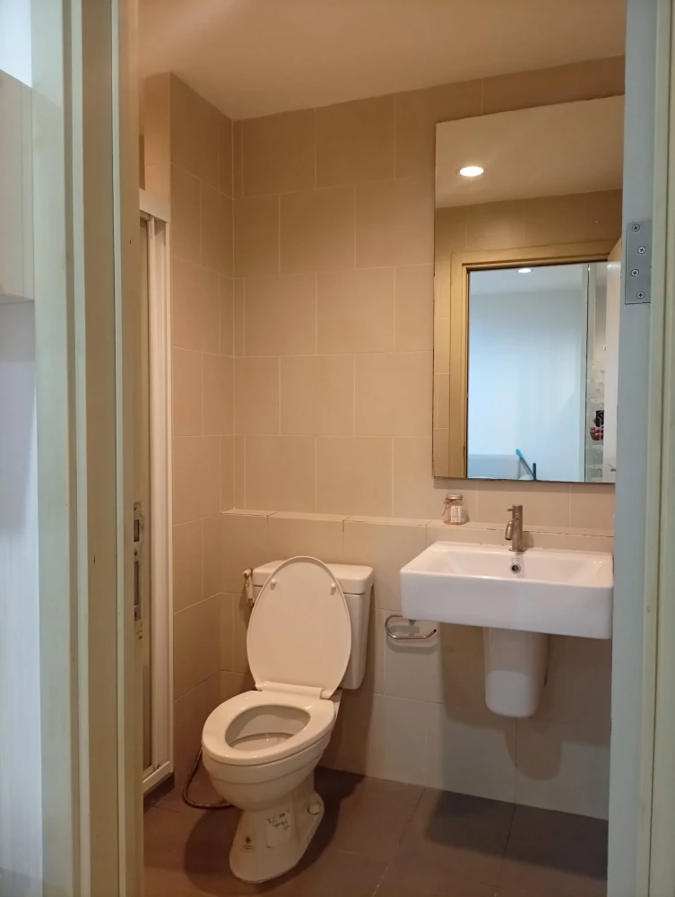 Selling The Base Rama 9-Ramkhamhaeng. 2.5 meter high ceilings create a spacious and comfortable living environment. Don't miss out!
