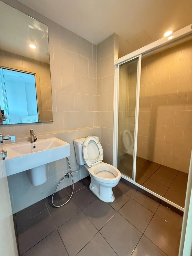 Selling a great unit at The Base Rama 9–Ramkhamhaeng. High floor, beautiful unblocked view. What are you waiting for?