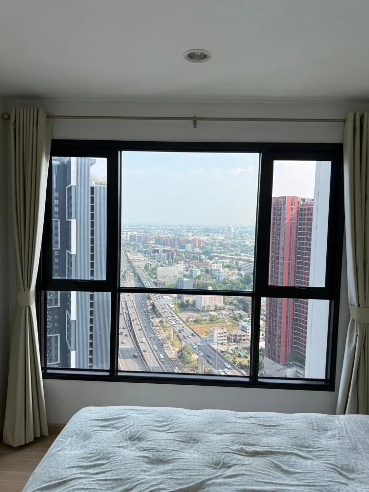 Selling a great unit at The Base Rama 9–Ramkhamhaeng. High floor, beautiful unblocked view. What are you waiting for?