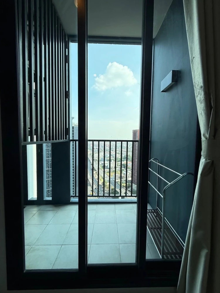 Selling a great unit at The Base Rama 9–Ramkhamhaeng. High floor, beautiful unblocked view. What are you waiting for?