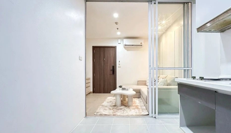 Selling The Base Sukhumvit 77, 8th floor. Beautifully furnished and ready to move in. Book now! Don't miss out!