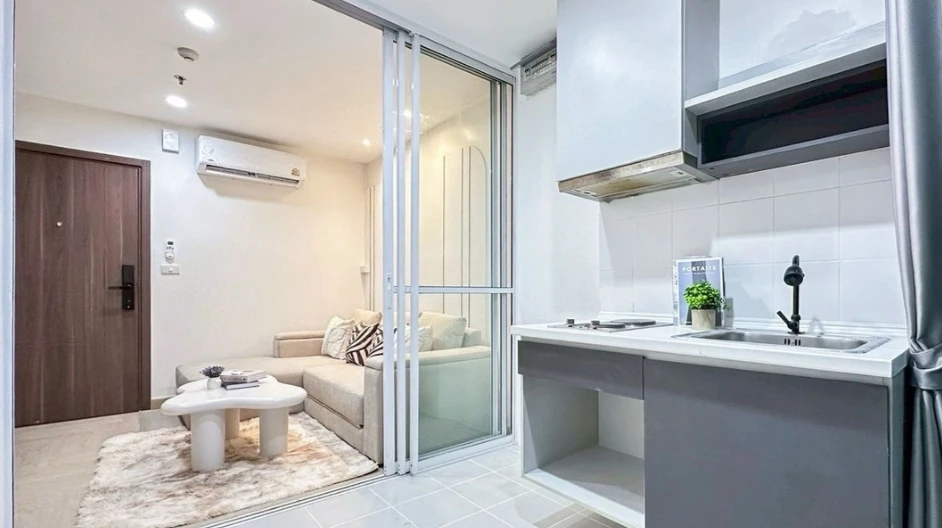 Selling The Base Sukhumvit 77, 8th floor. Beautifully furnished and ready to move in. Book now! Don't miss out!