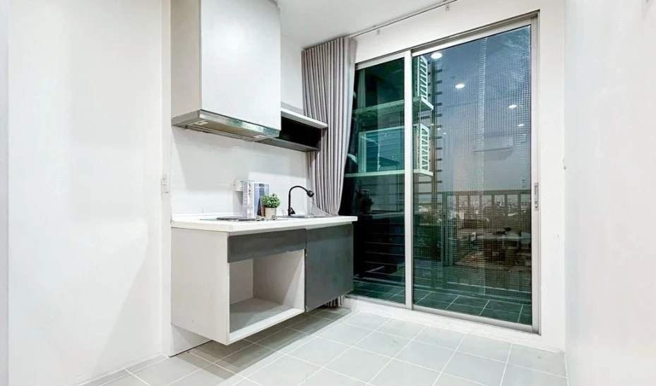 Selling The Base Sukhumvit 77, 8th floor. Beautifully furnished and ready to move in. Book now! Don't miss out!