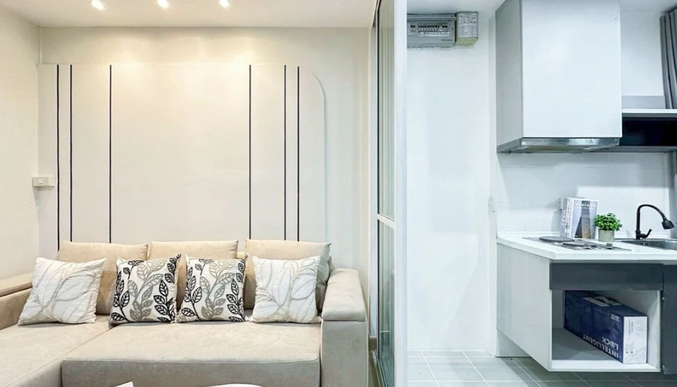 Selling The Base Sukhumvit 77, 8th floor. Beautifully furnished and ready to move in. Book now! Don't miss out!