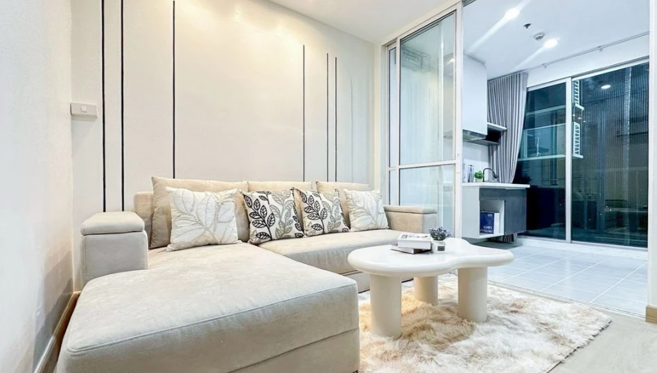 Selling The Base Sukhumvit 77, 8th floor. Beautifully furnished and ready to move in. Book now! Don't miss out!