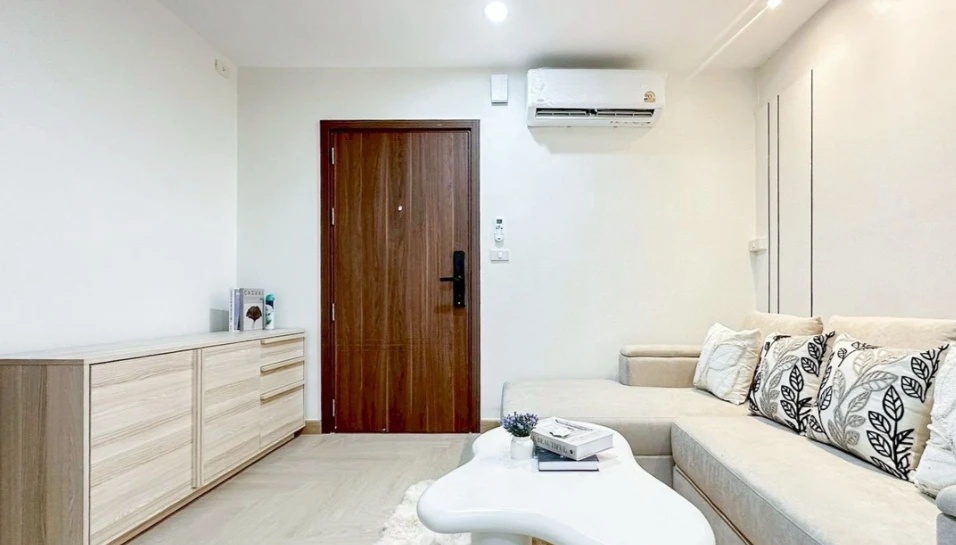 Selling The Base Sukhumvit 77, 8th floor. Beautifully furnished and ready to move in. Book now! Don't miss out!