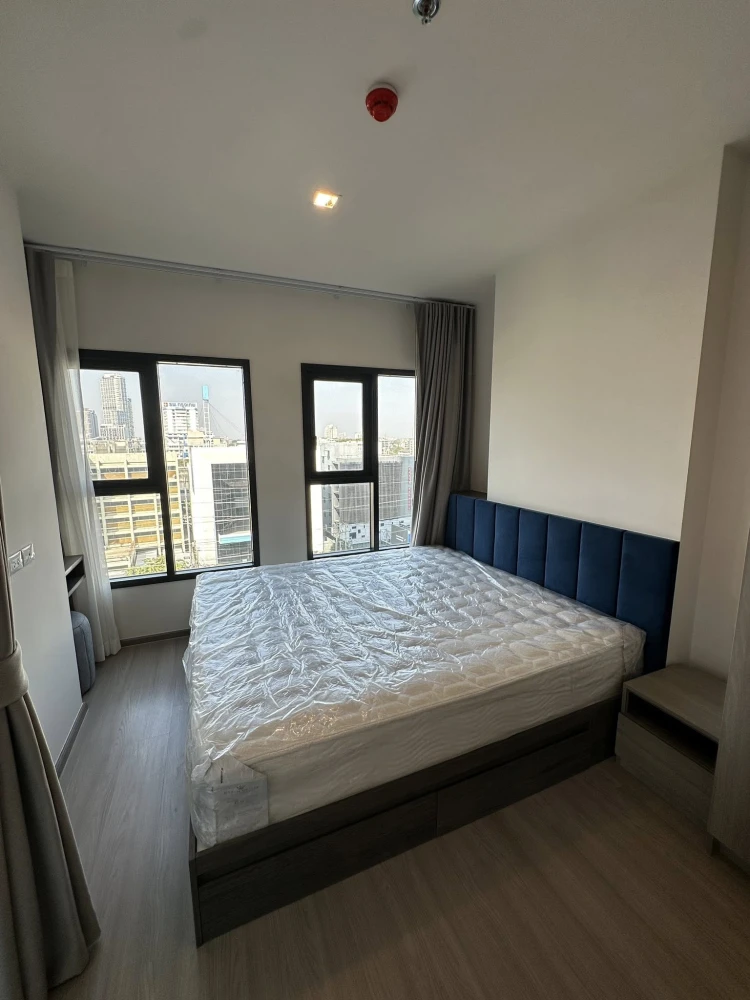 For sale: The Base Phetchaburi - Thonglor. Very spacious room. Comfortable and not cramped. View of swimming pool and fitness center. Reserve now.